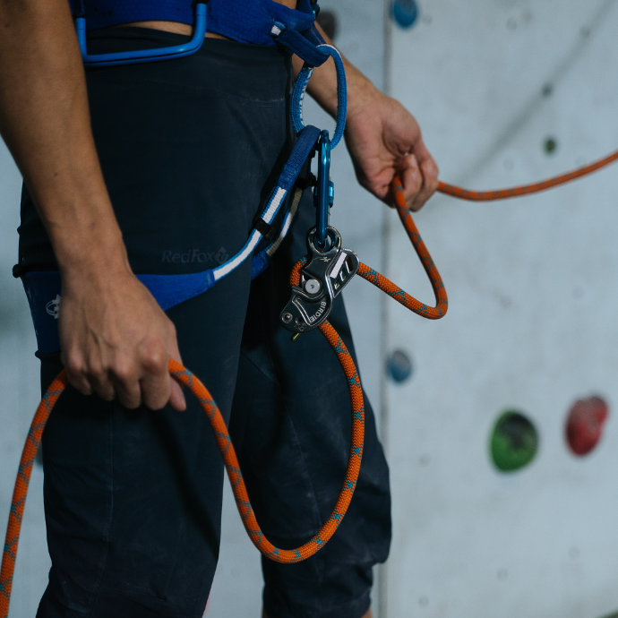 Uomo lavora in sicurezza nel condominio